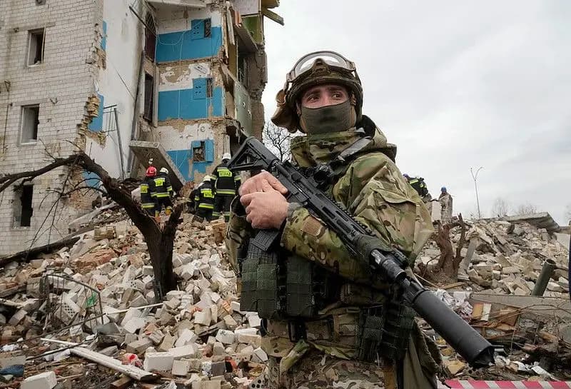 A Ukrainian soldier stands near an apartment ruined from Russian shelling in Borodyanka, Ukraine, Wednesday, Apr. 6, 2022. / AP Photo/Efrem Lukatsky