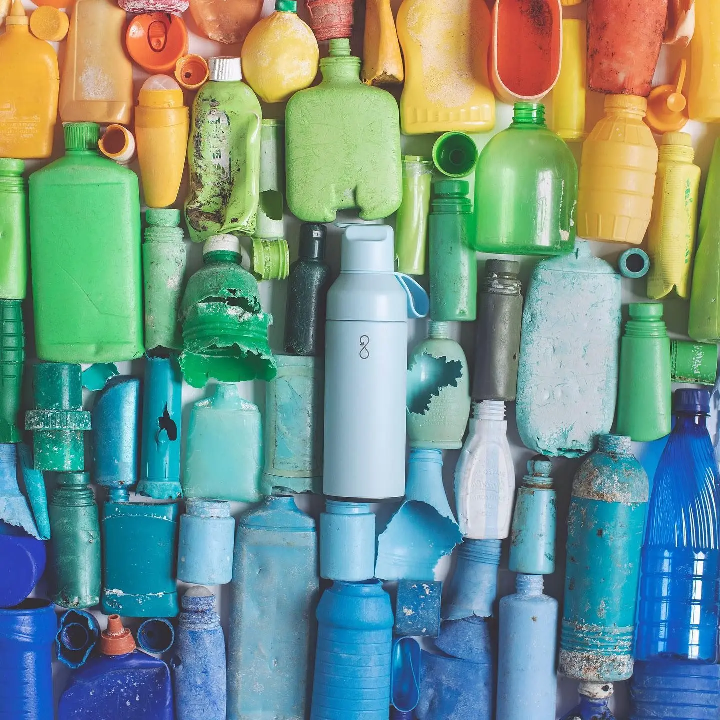 Ocean Bottle are waging war on plastic ocean waste. This piece of art was created for them by Meredith Andrews at @plastic_mermade, who creates art pieces from plastic waste collected from the ocean 🌊